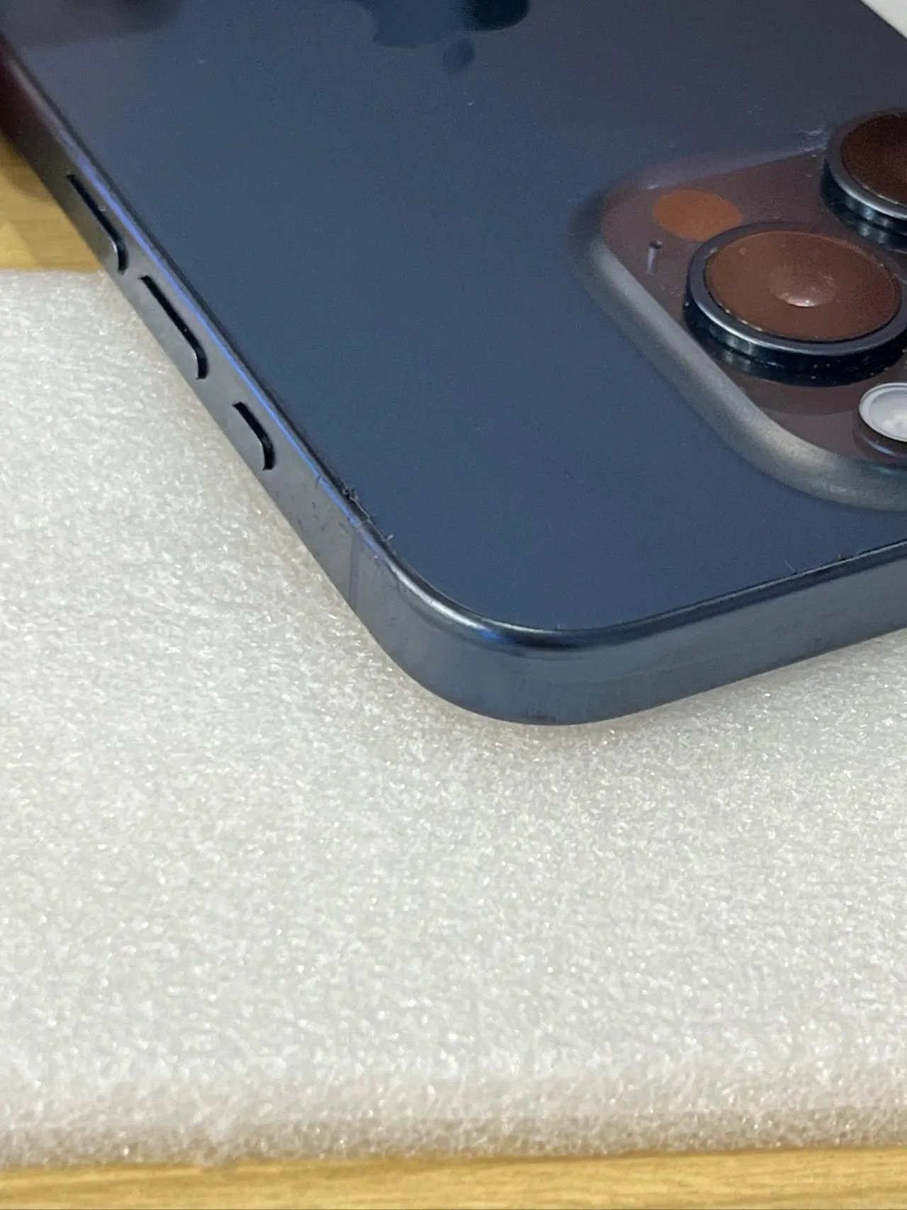 iPhone15Pro品控问题？手机玻璃盖板有粘合剂渗出