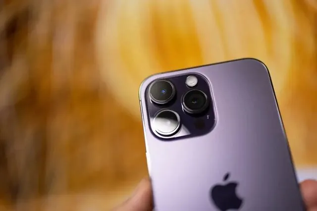 iPhone15Pro品控问题？手机玻璃盖板有粘合剂渗出