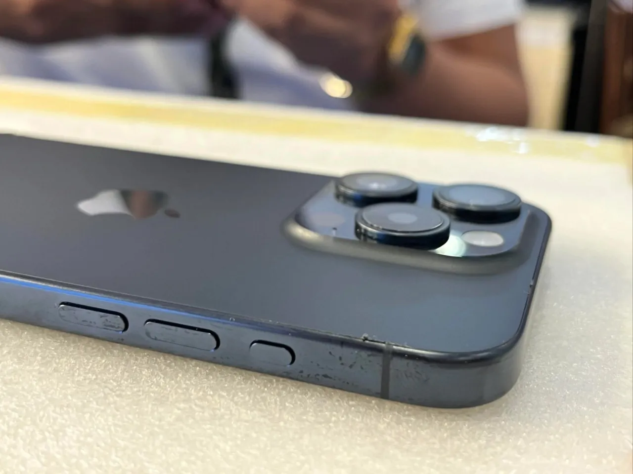 iPhone15Pro品控问题？手机玻璃盖板有粘合剂渗出