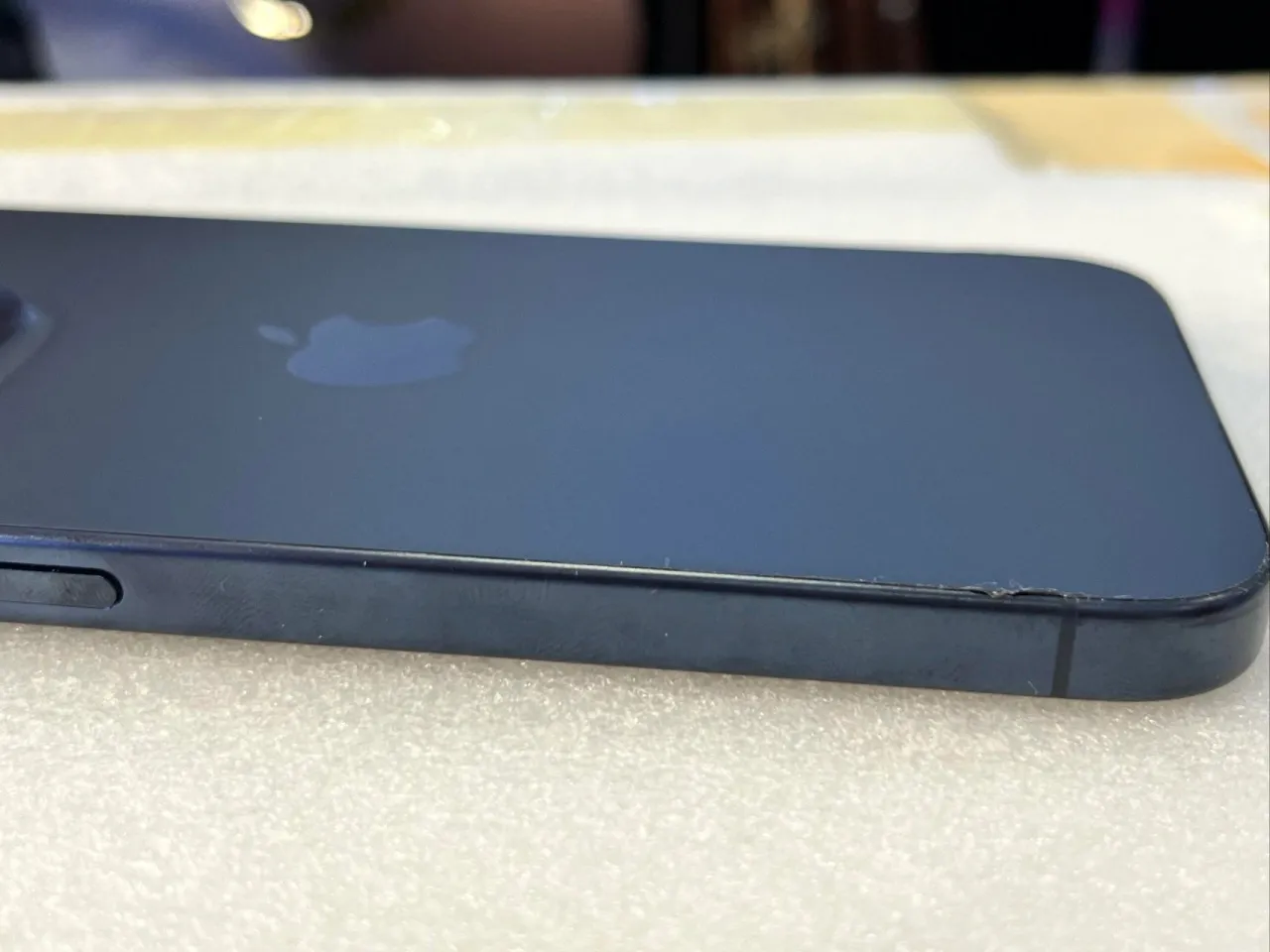 iPhone15Pro品控问题？手机玻璃盖板有粘合剂渗出