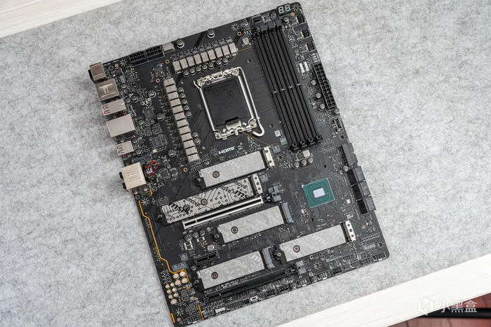 经典暗黑碳纤纹二代目——微星Z790第二代CARBON暗黑主板开箱测评