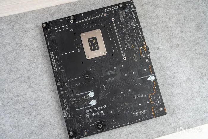 经典暗黑碳纤纹二代目——微星Z790第二代CARBON暗黑主板开箱测评