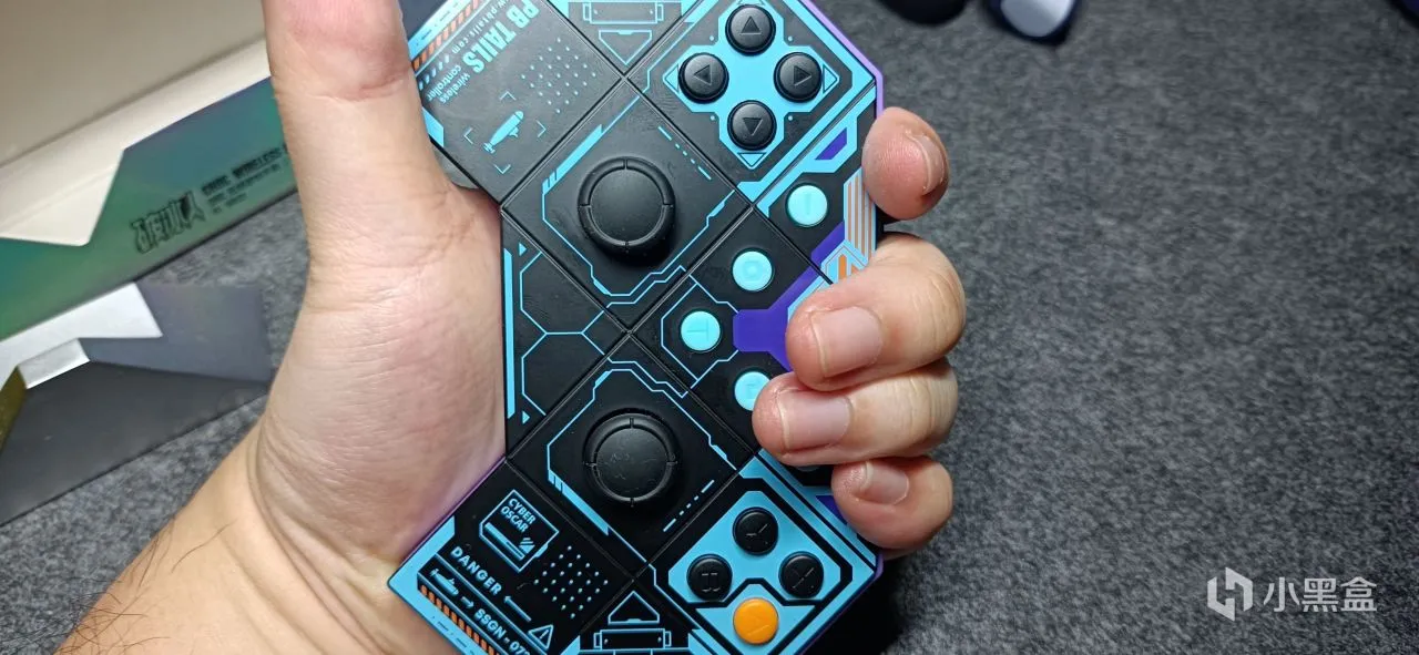 造型独特！你会为了颜值和便携买单吗？破冰者机甲手柄开箱
