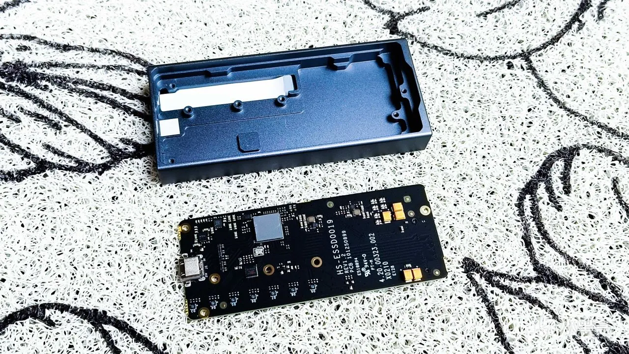 硬盘盒律动ARGB灯效：海康存储USB4 SSD硬盘盒（MDS4）测速体验