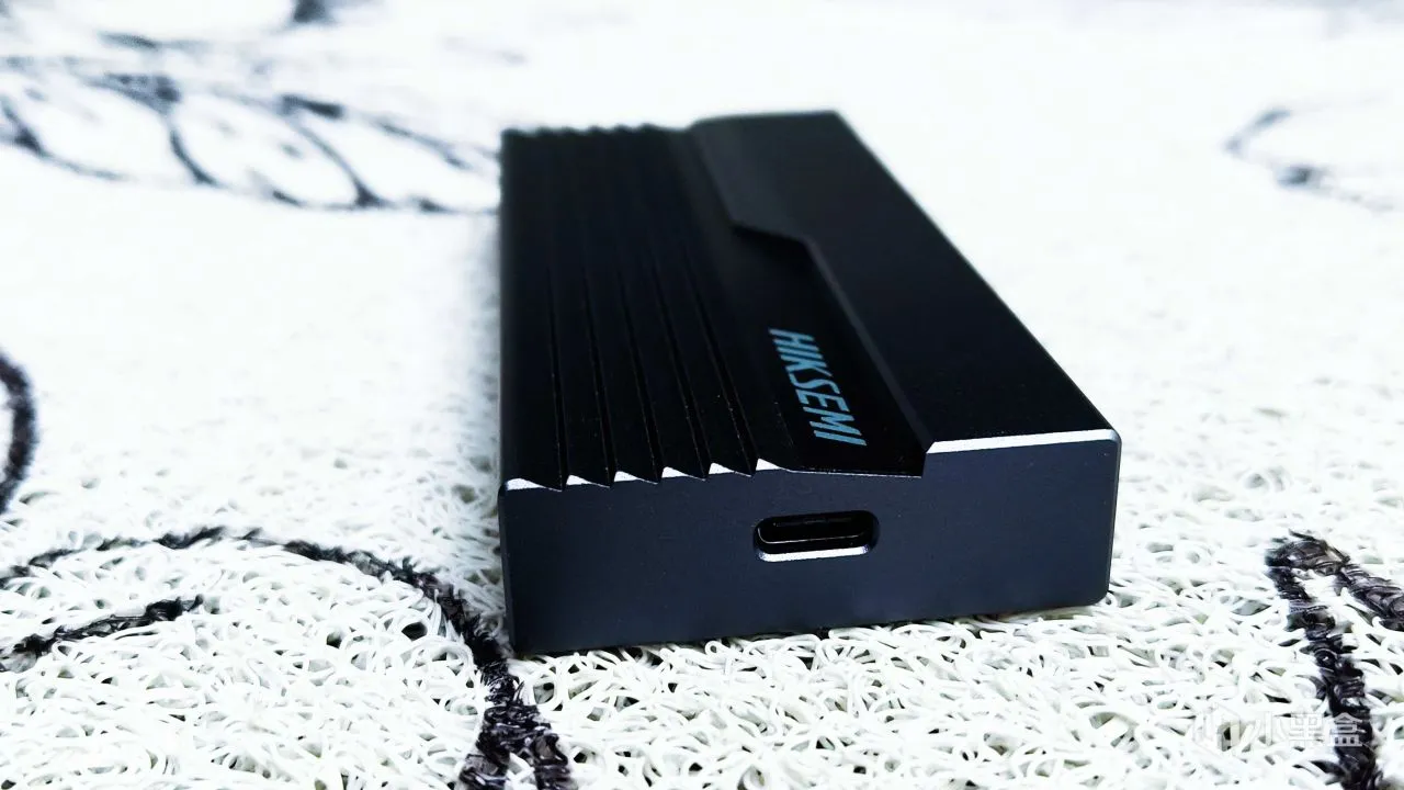 硬盘盒律动ARGB灯效：海康存储USB4 SSD硬盘盒（MDS4）测速体验