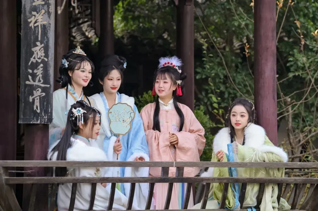 游戏预下载当日，这个苏州地标竟被女玩家承包了