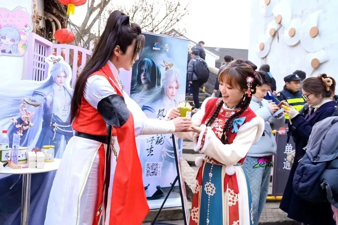 游戏预下载当日，这个苏州地标竟被女玩家承包了