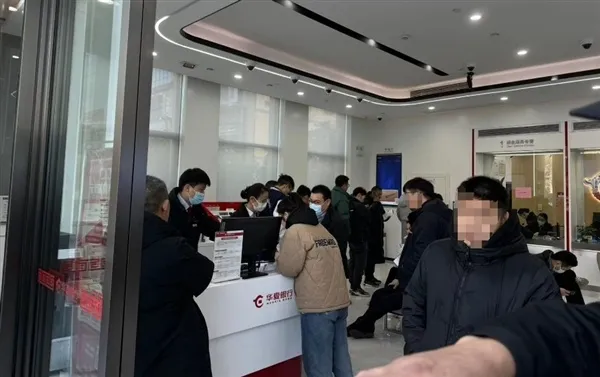 龙年纪念币兑换首日银行排长队！已全线涨价：龙钞价格翻倍