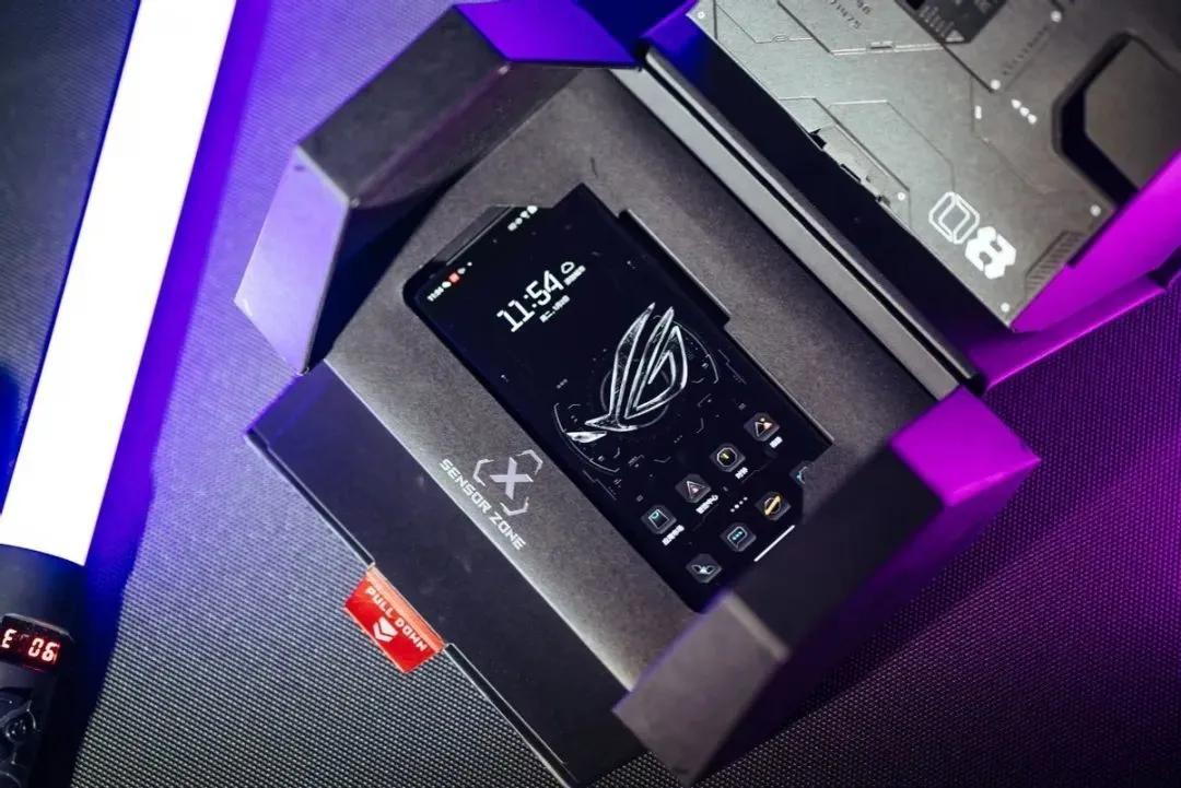ROG游戏手机8 Pro抢先看：掌机与手机合体的新形态