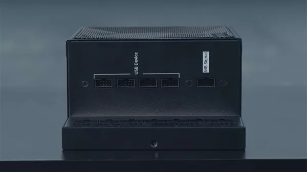 联力全球首创L形拐弯电源：轻松走线 前所未有