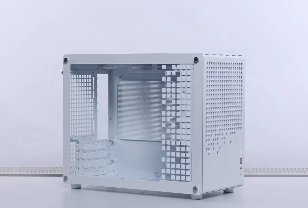 紧凑型M-ATX机箱又添神作：乔思伯Z20搭配14600K+4070Super装机