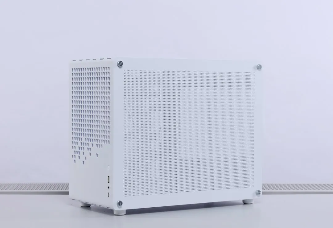 紧凑型M-ATX机箱又添神作：乔思伯Z20搭配14600K+4070Super装机