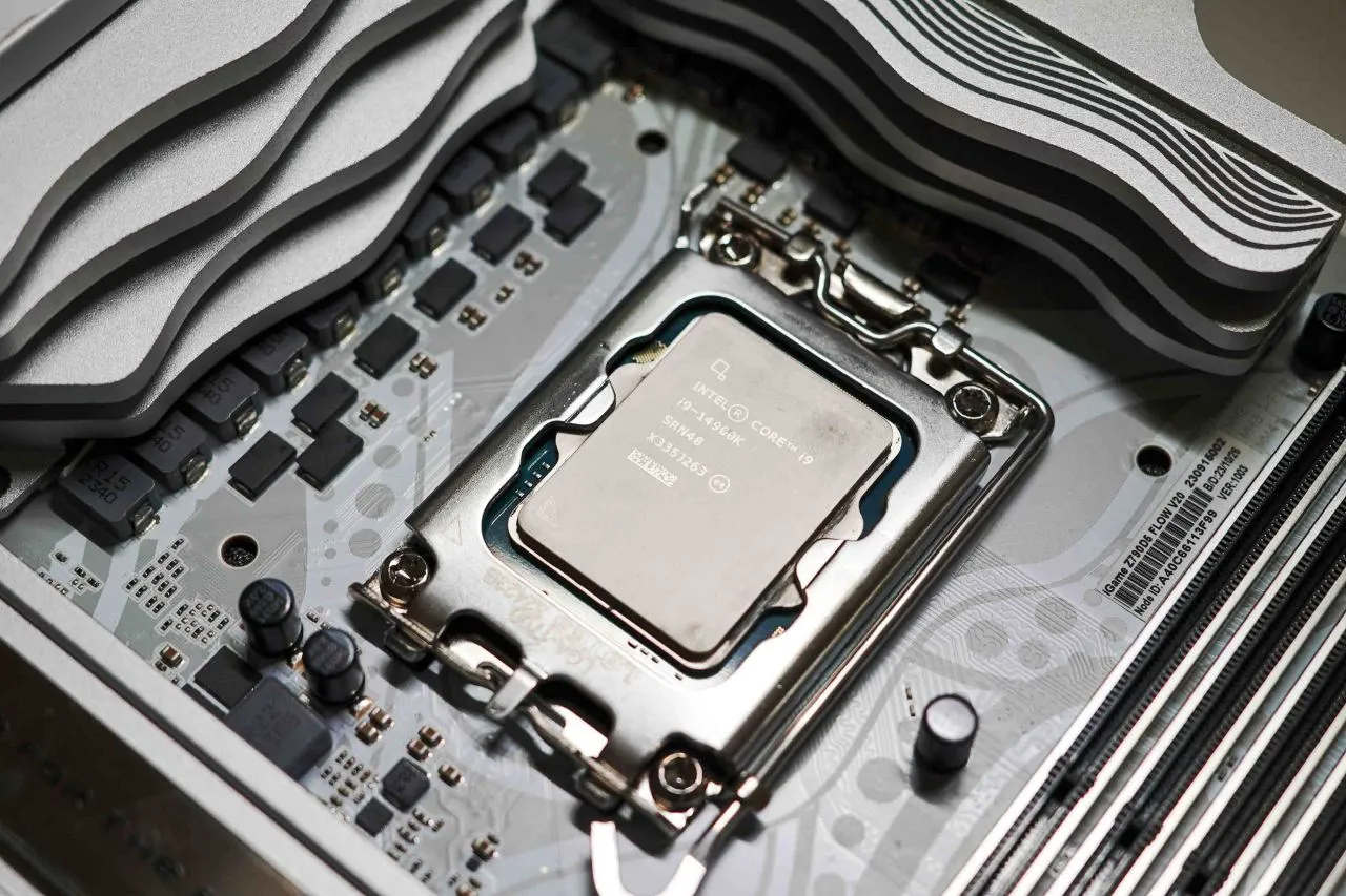 精准刀法但值得升级丨RTX4070Super魔鹰拆解与通用一键超频教程