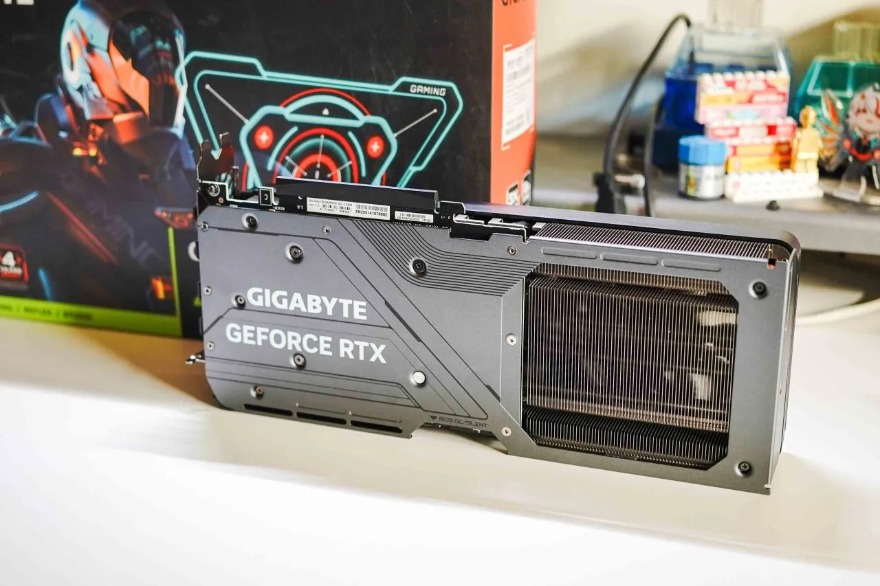 精准刀法但值得升级丨RTX4070Super魔鹰拆解与通用一键超频教程