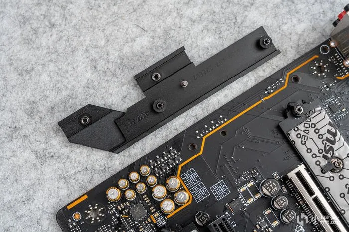 经典暗黑碳纤纹二代目——微星Z790第二代CARBON暗黑主板开箱测评